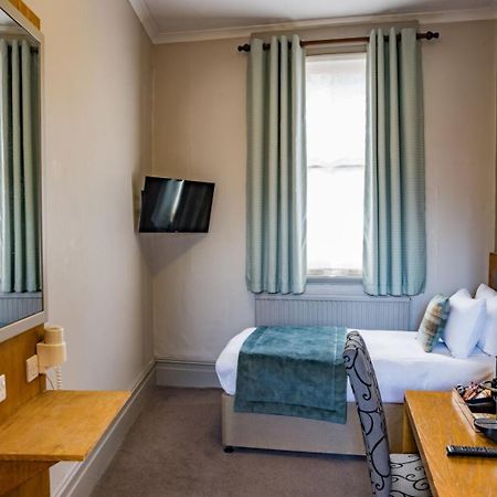 Отель The Goddard Arms Суиндон Экстерьер фото