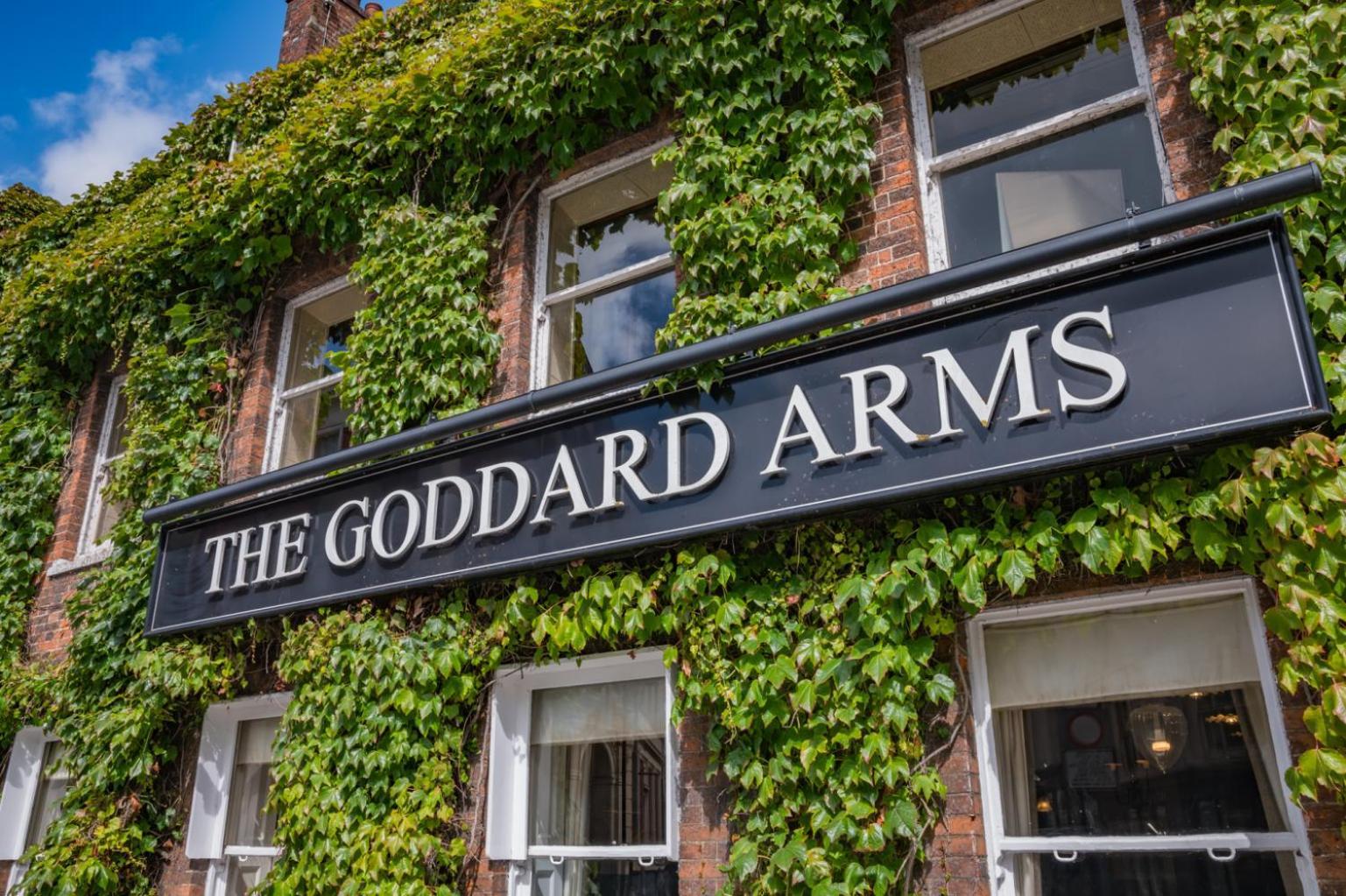 Отель The Goddard Arms Суиндон Экстерьер фото