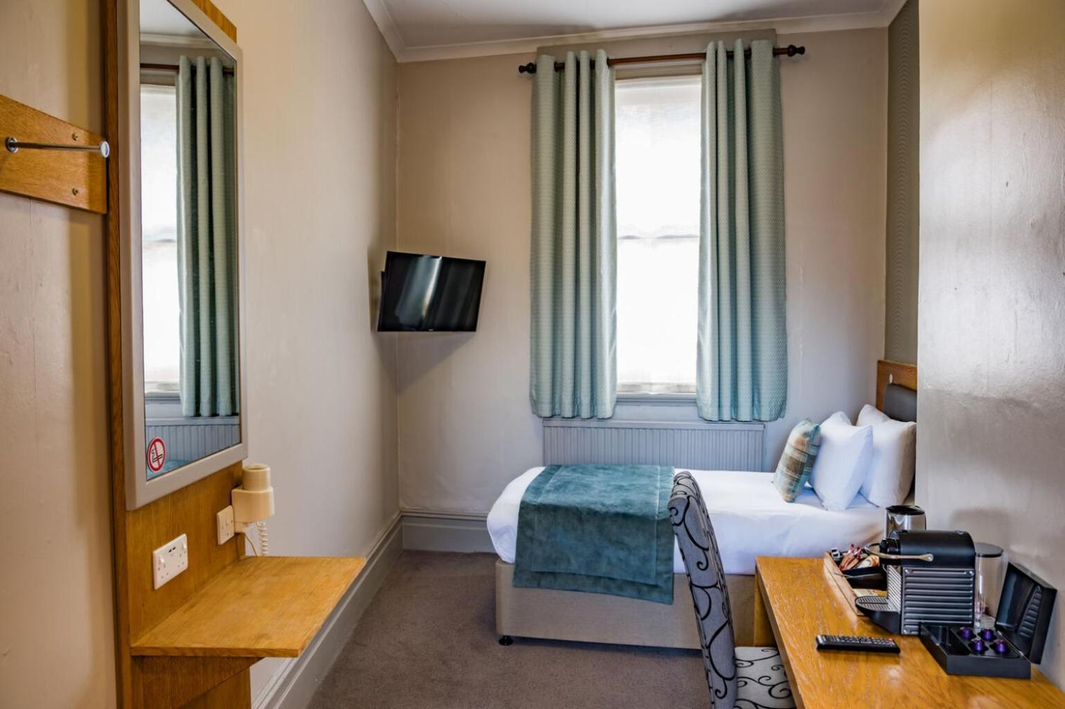 Отель The Goddard Arms Суиндон Экстерьер фото