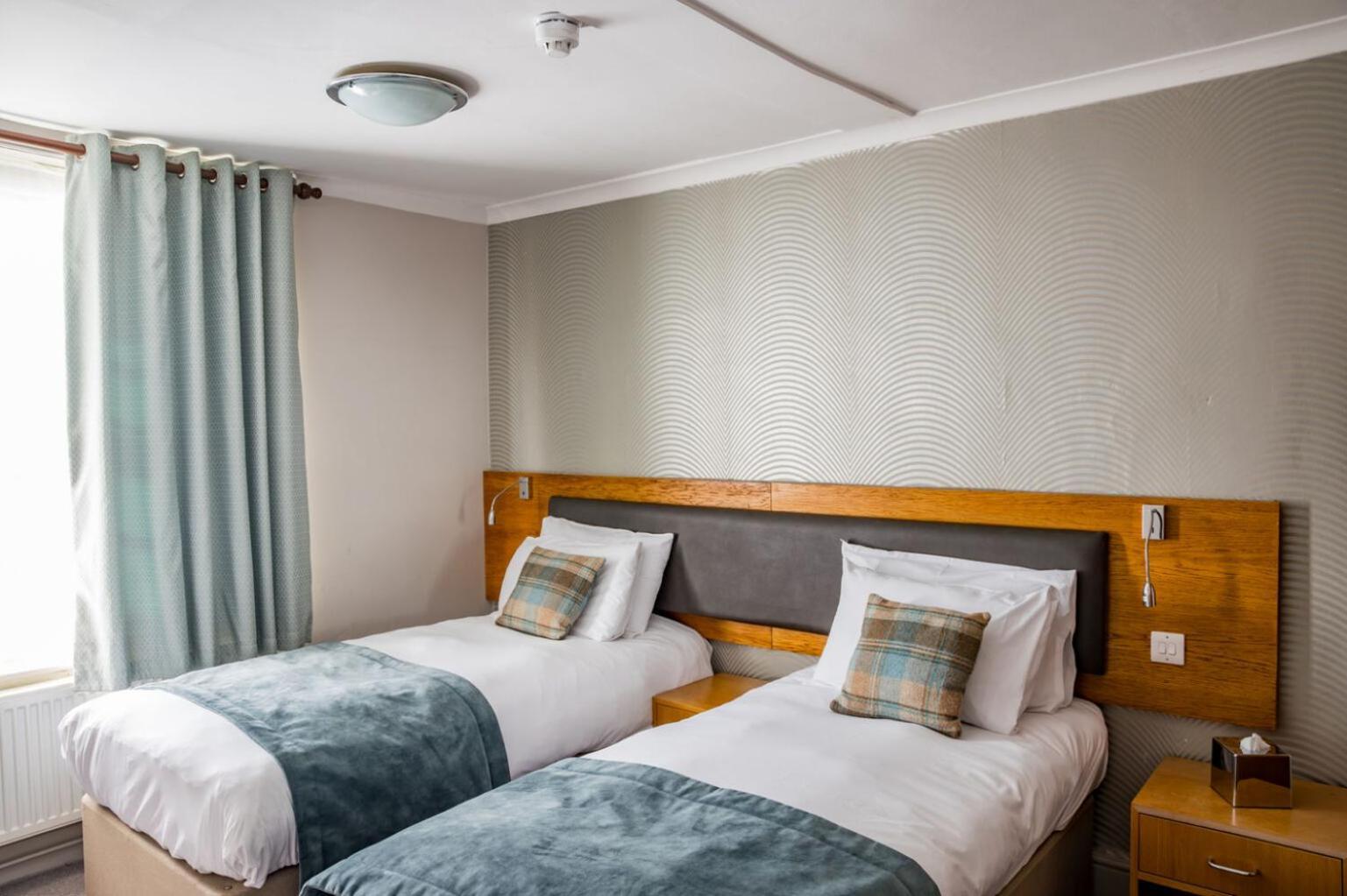 Отель The Goddard Arms Суиндон Экстерьер фото