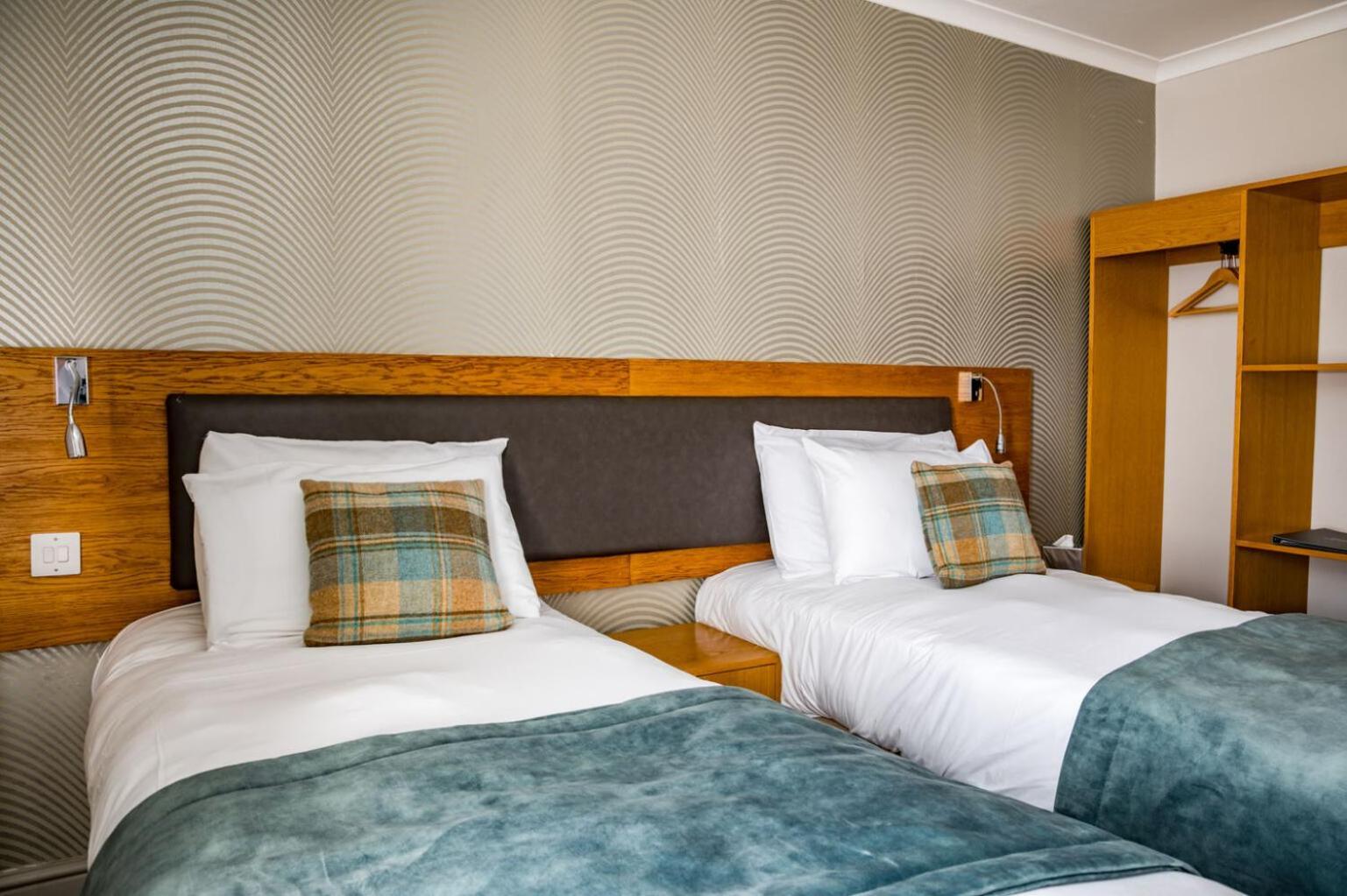 Отель The Goddard Arms Суиндон Экстерьер фото
