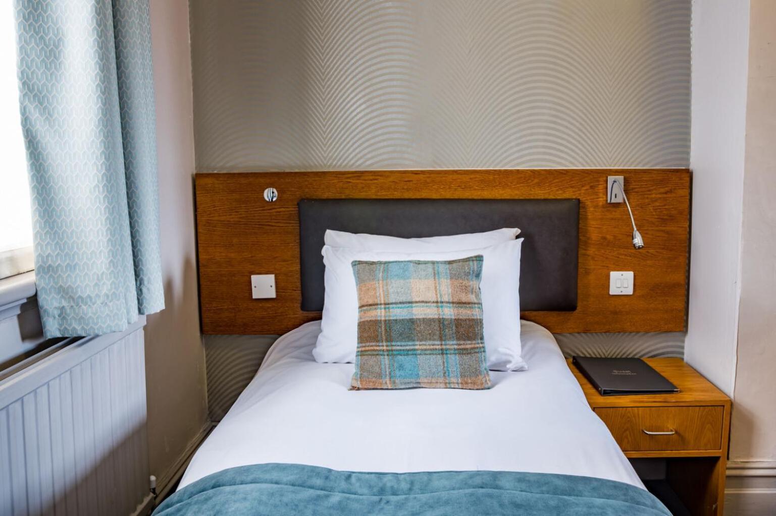 Отель The Goddard Arms Суиндон Экстерьер фото