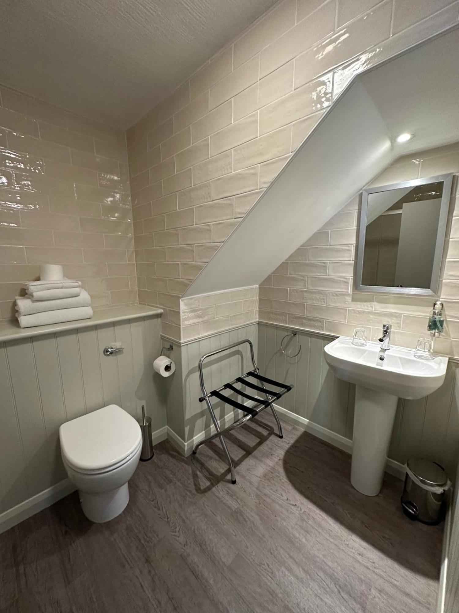 Отель The Goddard Arms Суиндон Экстерьер фото