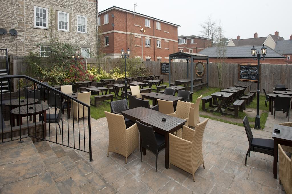 Отель The Goddard Arms Суиндон Экстерьер фото