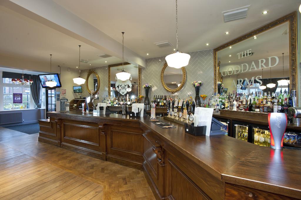 Отель The Goddard Arms Суиндон Экстерьер фото