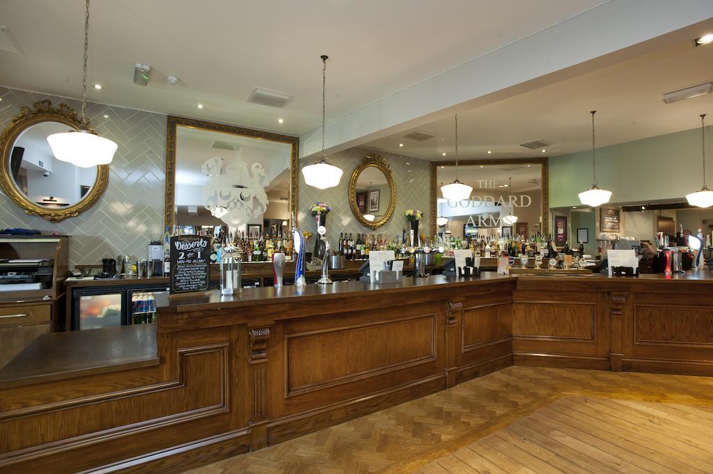 Отель The Goddard Arms Суиндон Экстерьер фото