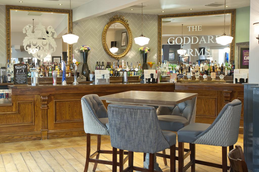 Отель The Goddard Arms Суиндон Экстерьер фото