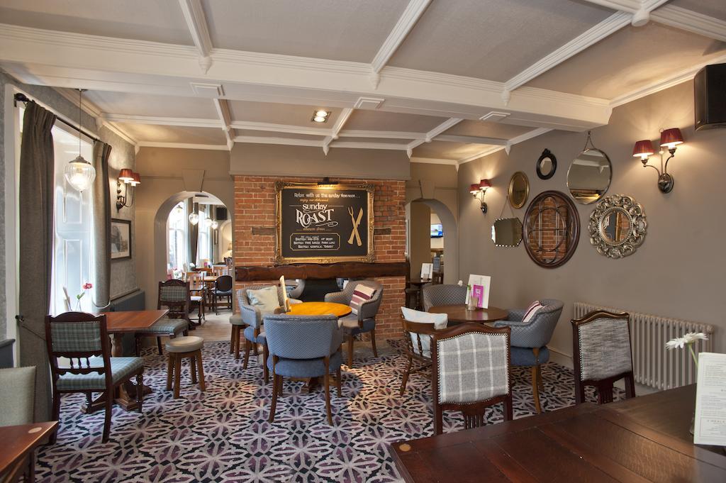 Отель The Goddard Arms Суиндон Экстерьер фото
