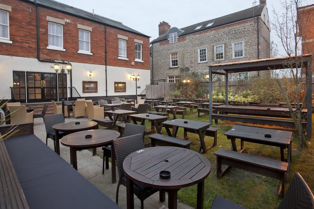Отель The Goddard Arms Суиндон Экстерьер фото