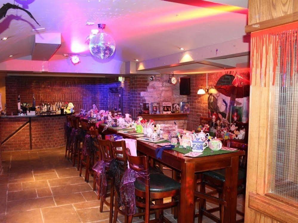 Отель The Goddard Arms Суиндон Экстерьер фото