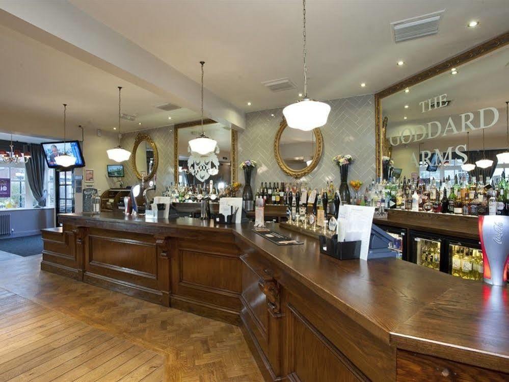 Отель The Goddard Arms Суиндон Экстерьер фото
