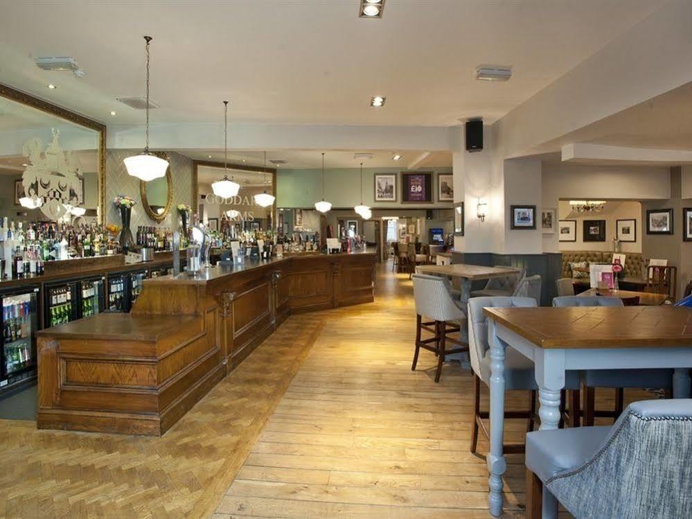 Отель The Goddard Arms Суиндон Экстерьер фото
