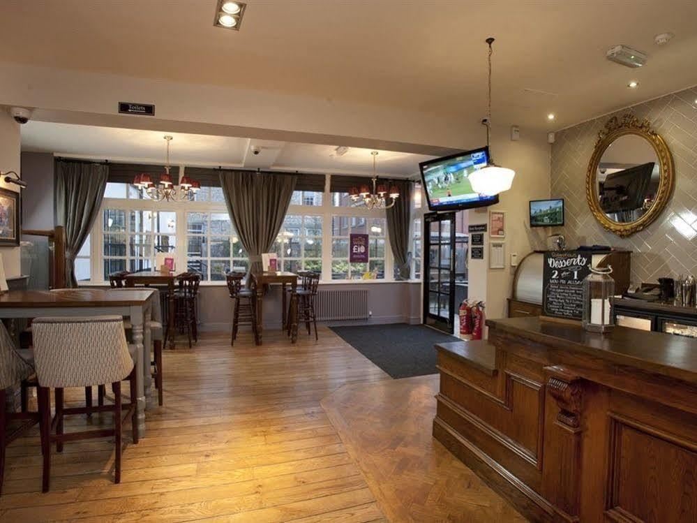 Отель The Goddard Arms Суиндон Экстерьер фото