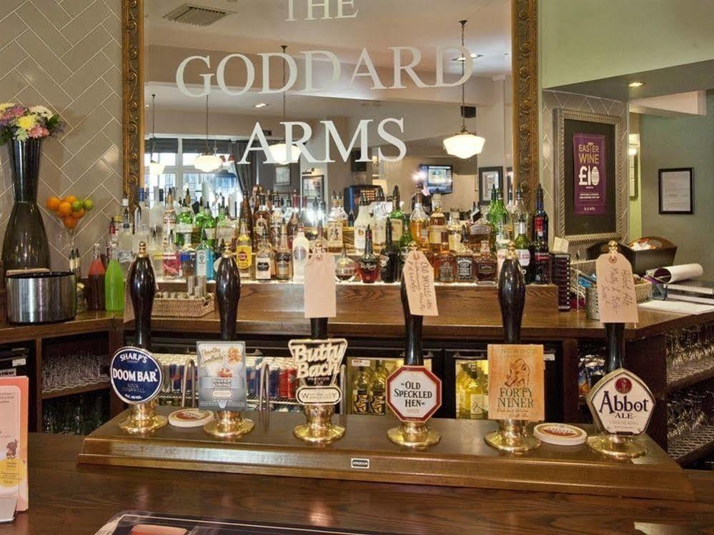 Отель The Goddard Arms Суиндон Экстерьер фото